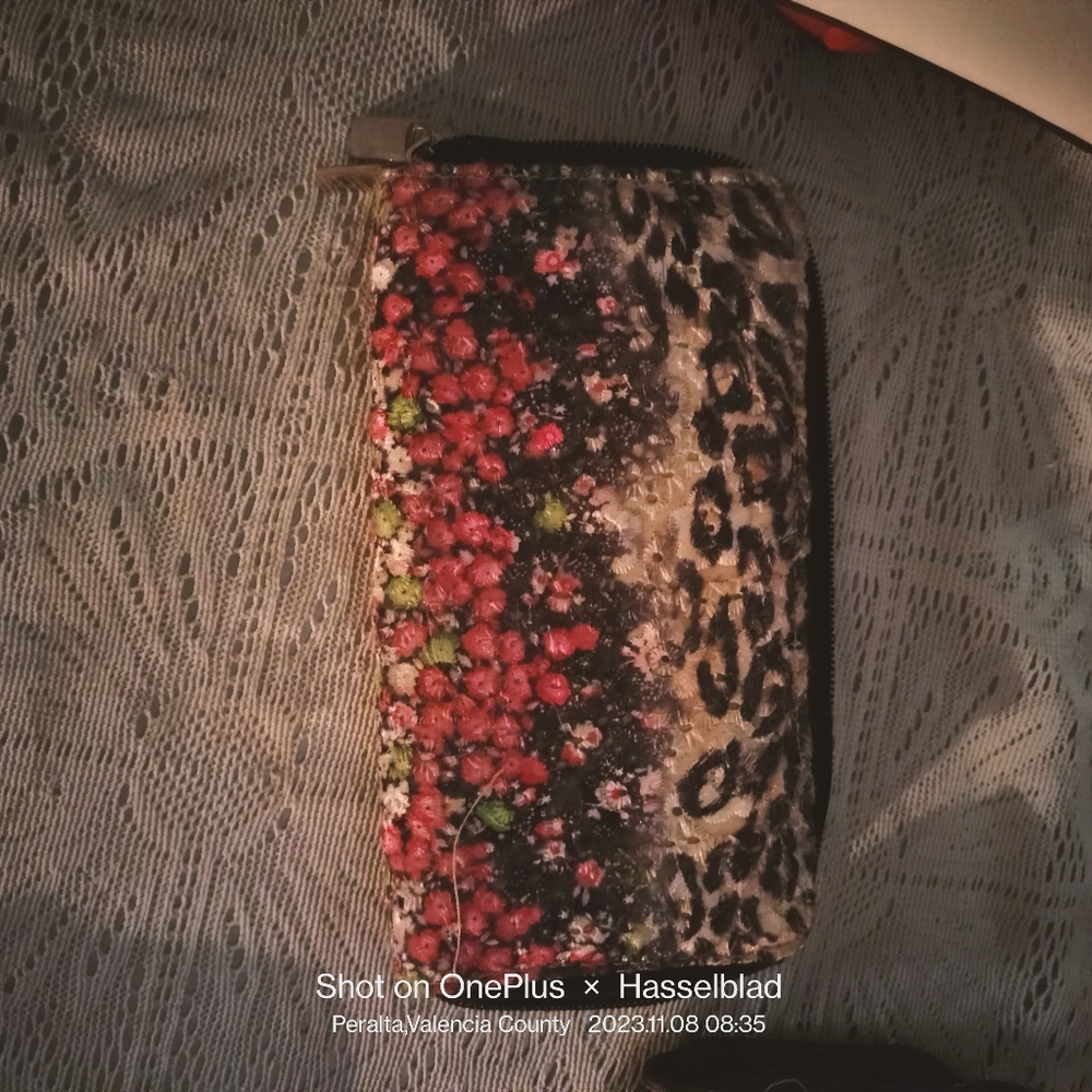 Handbags - Picture 11 of 16